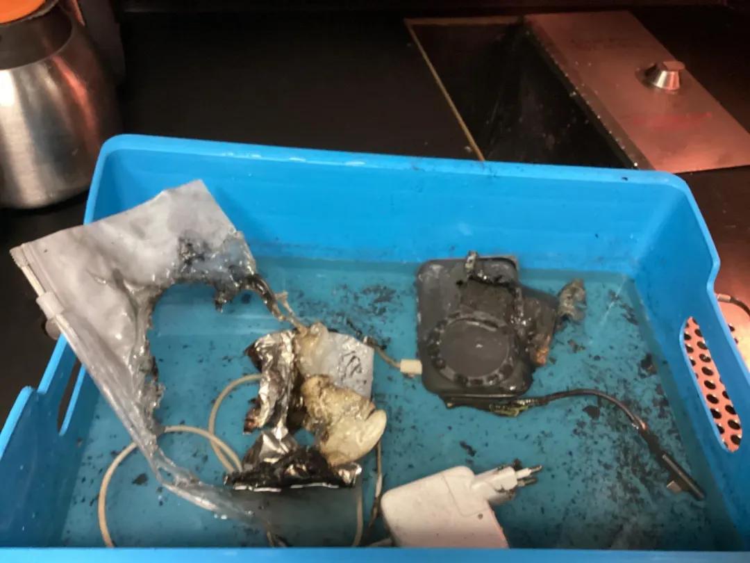 荷航前CEO坐自家航班	，违规使用充电宝还睡着，充电宝爆炸起火！航班已飞行5小时，被迫紧急返航